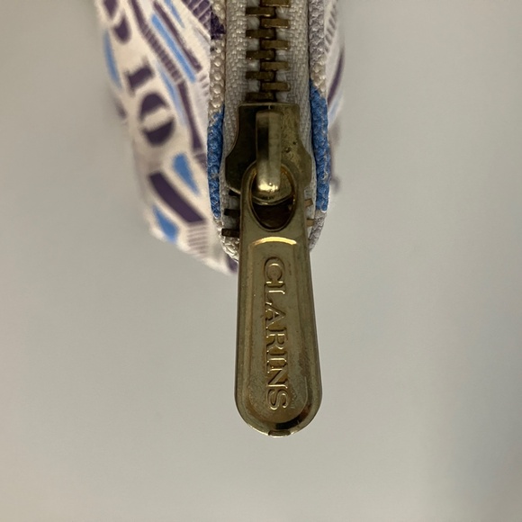 NWOT Clarins Feed 10 Canvas Makeup Cosmetics Bag Pouch Blue and Cream - Picture 10 of 15